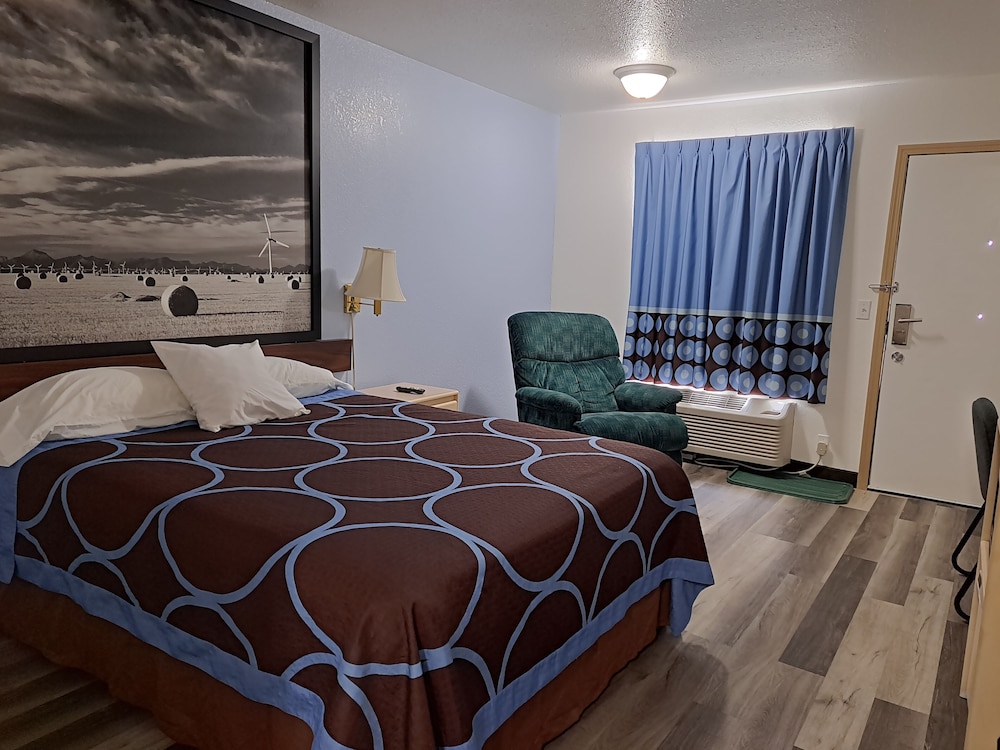 Super 8 By Wyndham Three Hills Ab 6/36