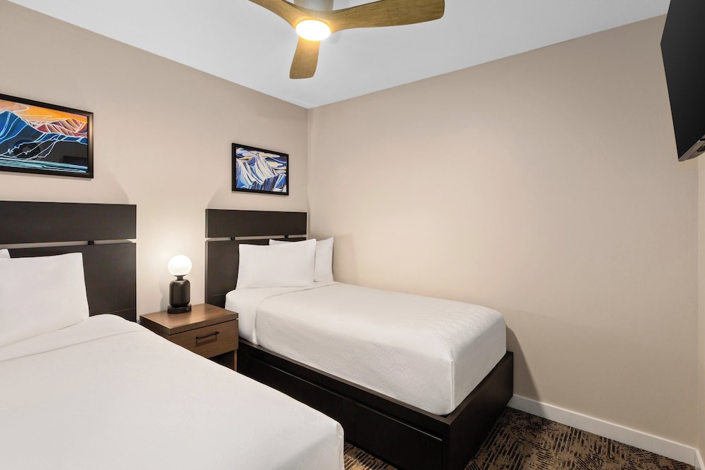 2 BEDROOMS, CONDO, DELUXE
