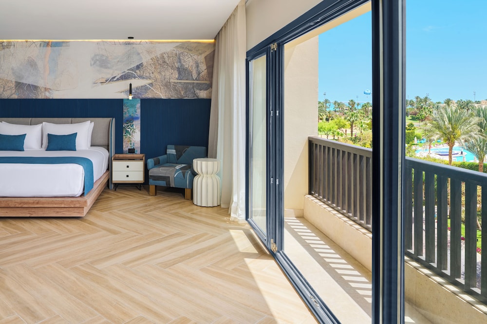 Art, Luxury, Suite, King Bed, Hot Tub, Steigenberger ALDAU Beach Hotel 3/5