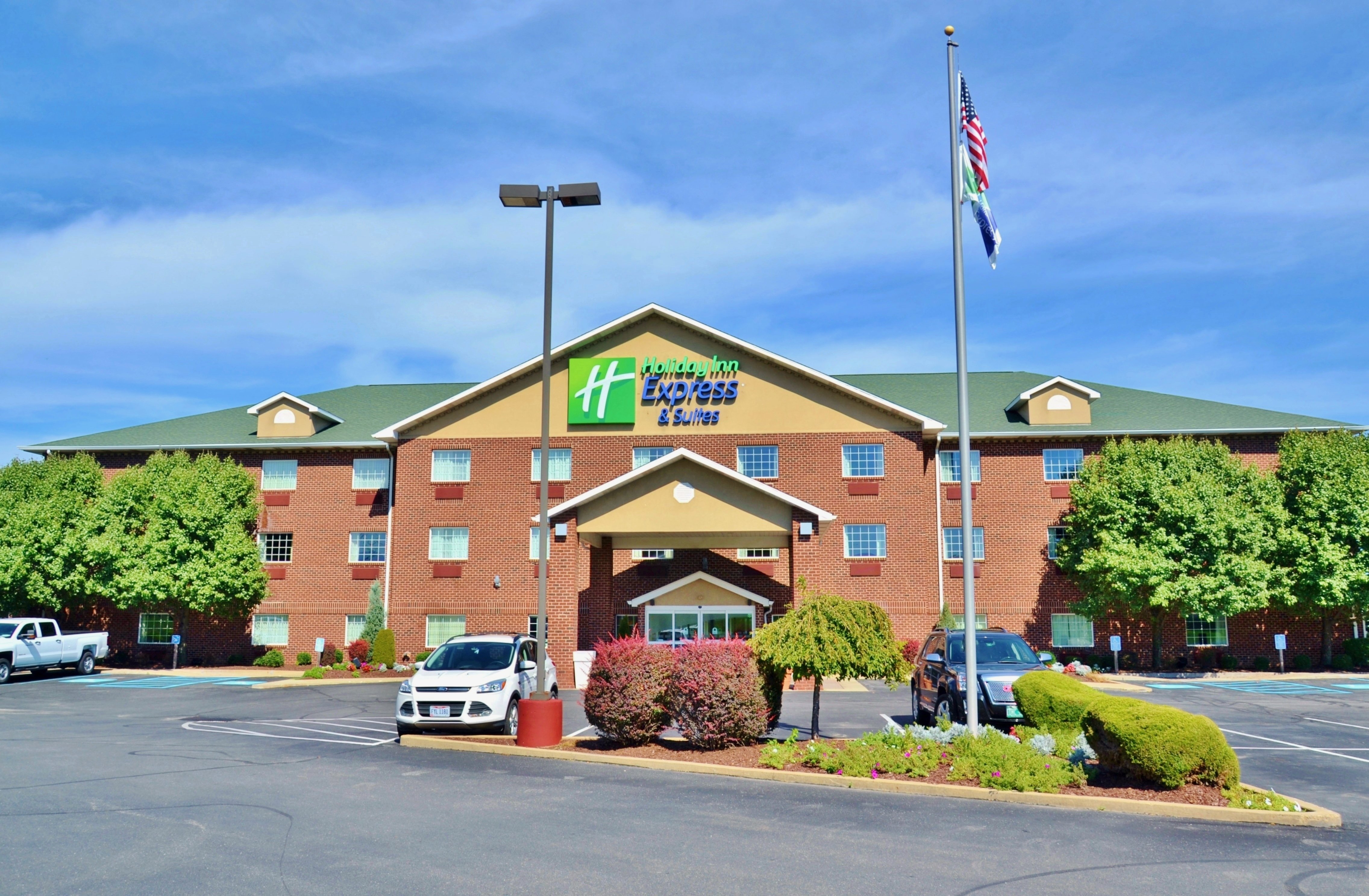 Holiday Inn Express Suites Center Township 76/78