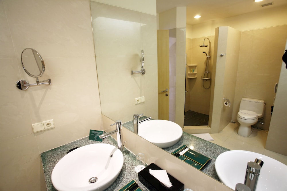 Sintesa Peninsula Hotel 40/40