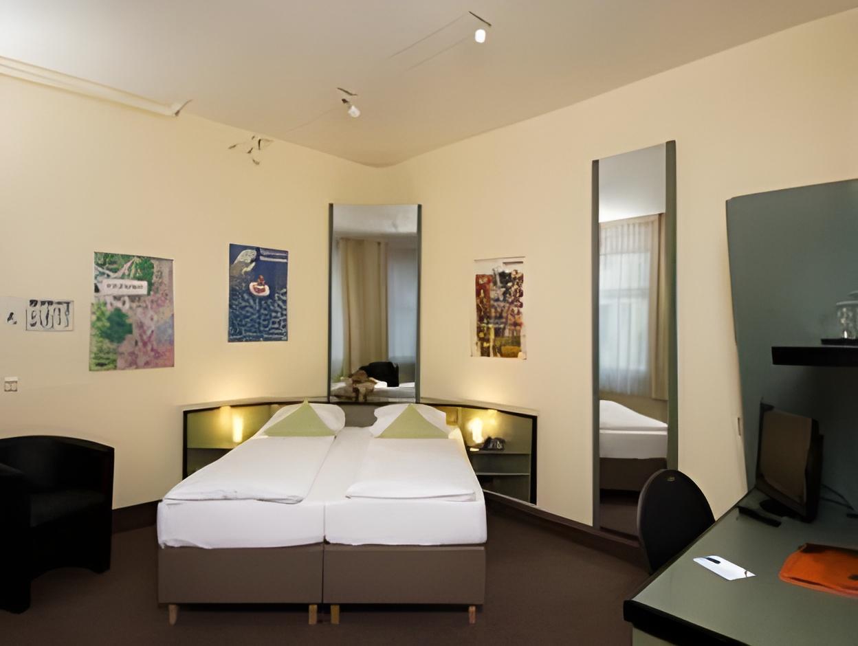 Room, Triple