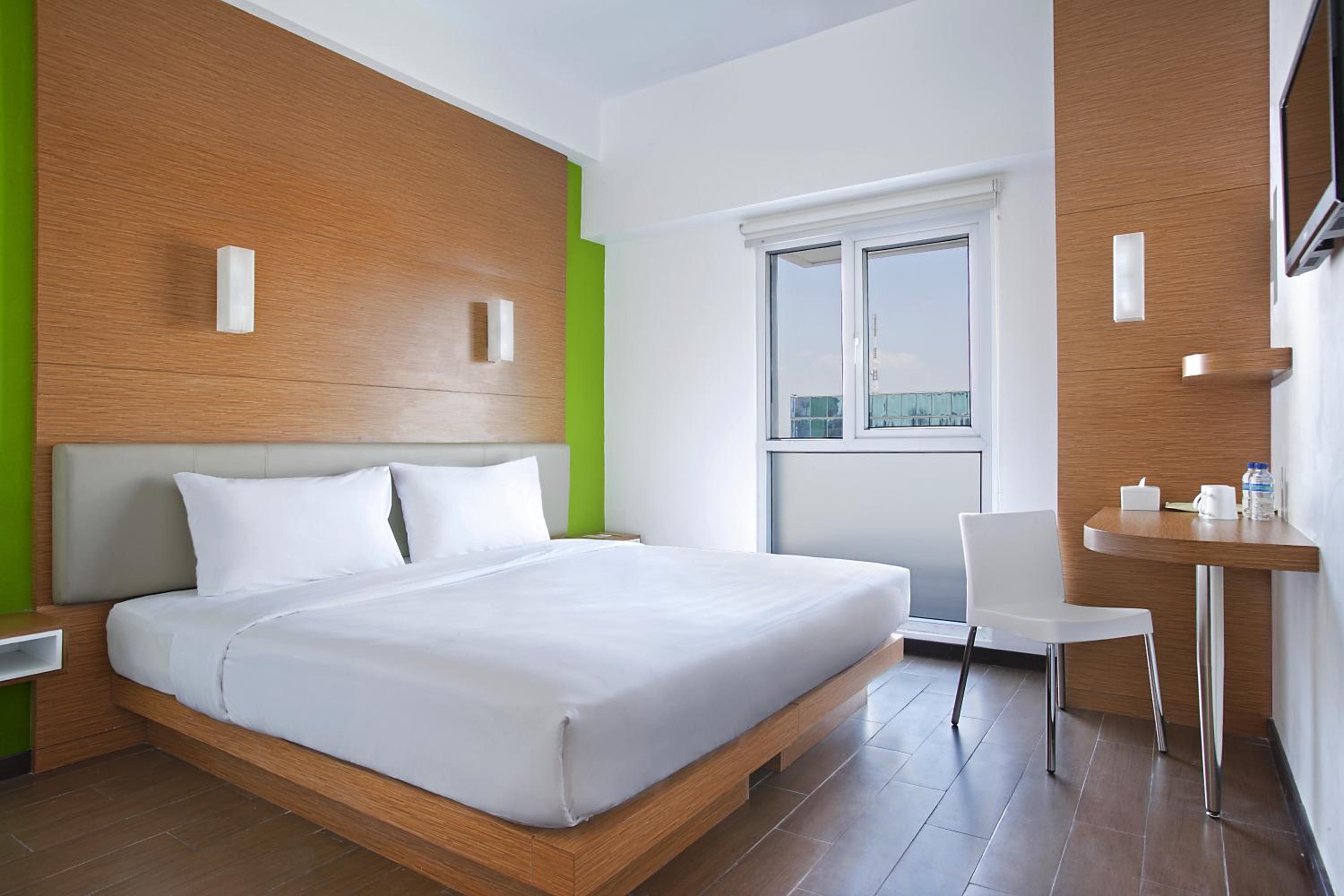 Smart, Hollywood, King Bed، Hotel Amaris Embong Malang 4/7