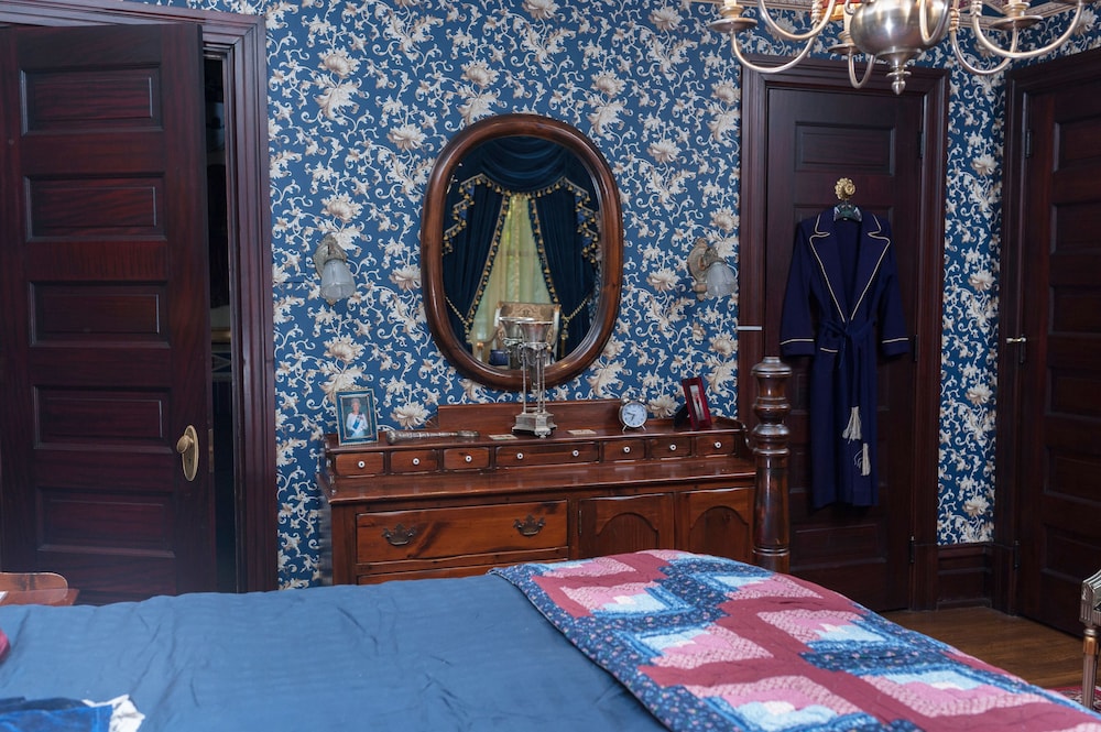South Broadway Manor Bed and Breakfast 7/72
