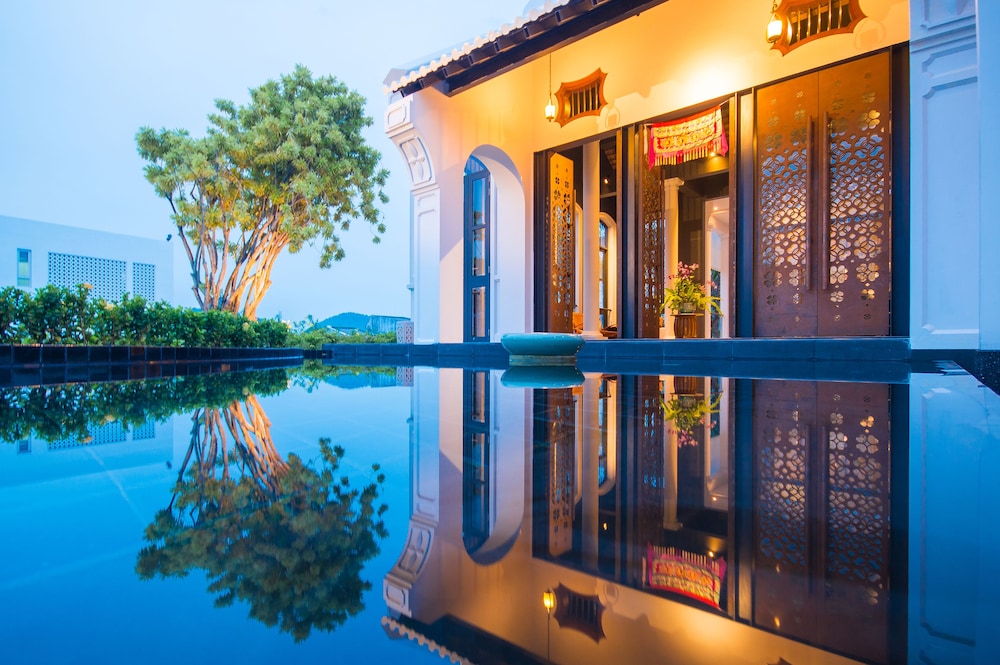 LITTLE NYONYA HOTEL 3/50