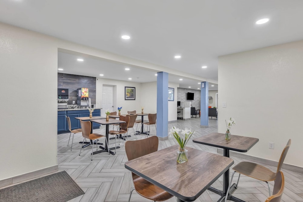 Super 8 by Wyndham Morganton 32/50