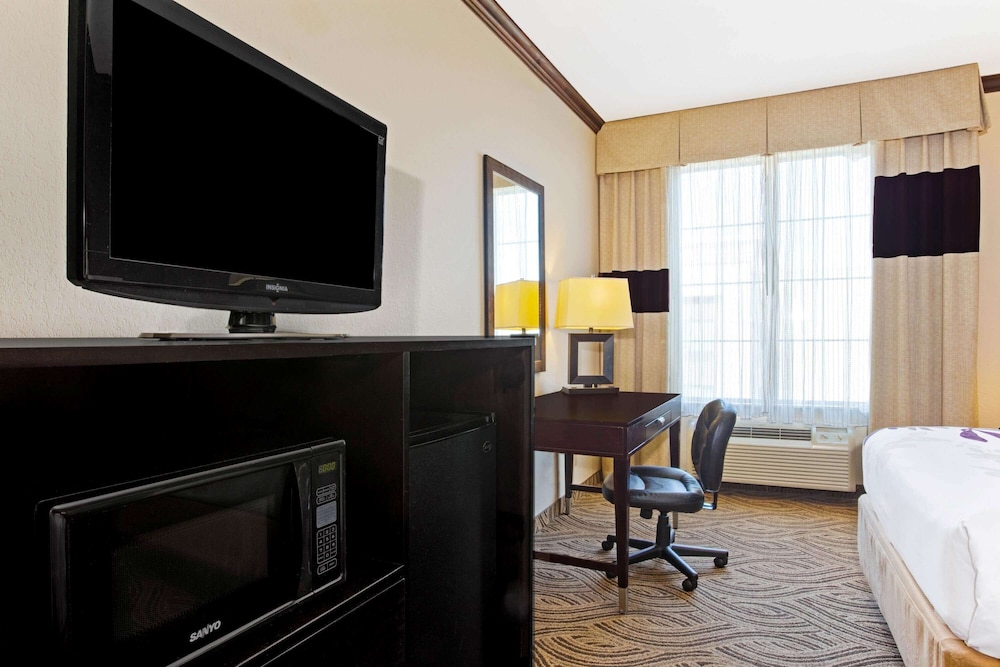 La Quinta Inn and Suites by Wyndham Ft. Worth - Burleson 45/53