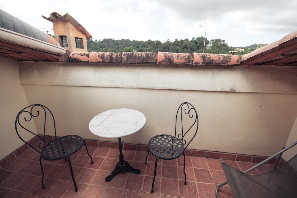 HOTEL LES ARMOIRIES 49/66