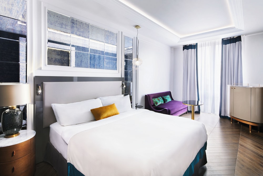 EXECUTIVE, SUITE, KING BED