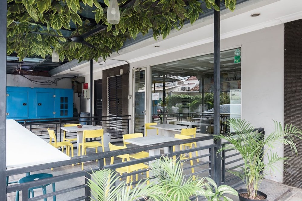 RedDoorz Plus near Mangga Besar Station 2 1/15