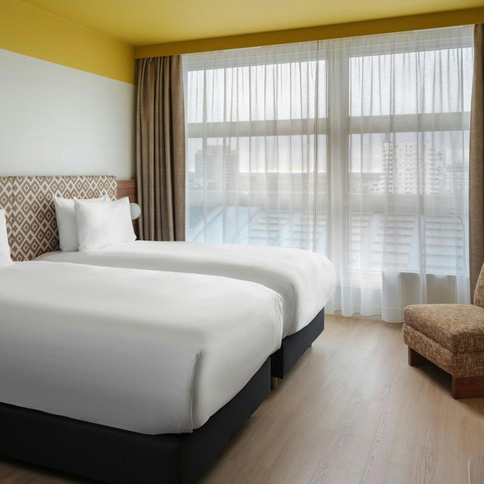 Studio, Twin Beds, Urban View, Middle Floor, Accessible