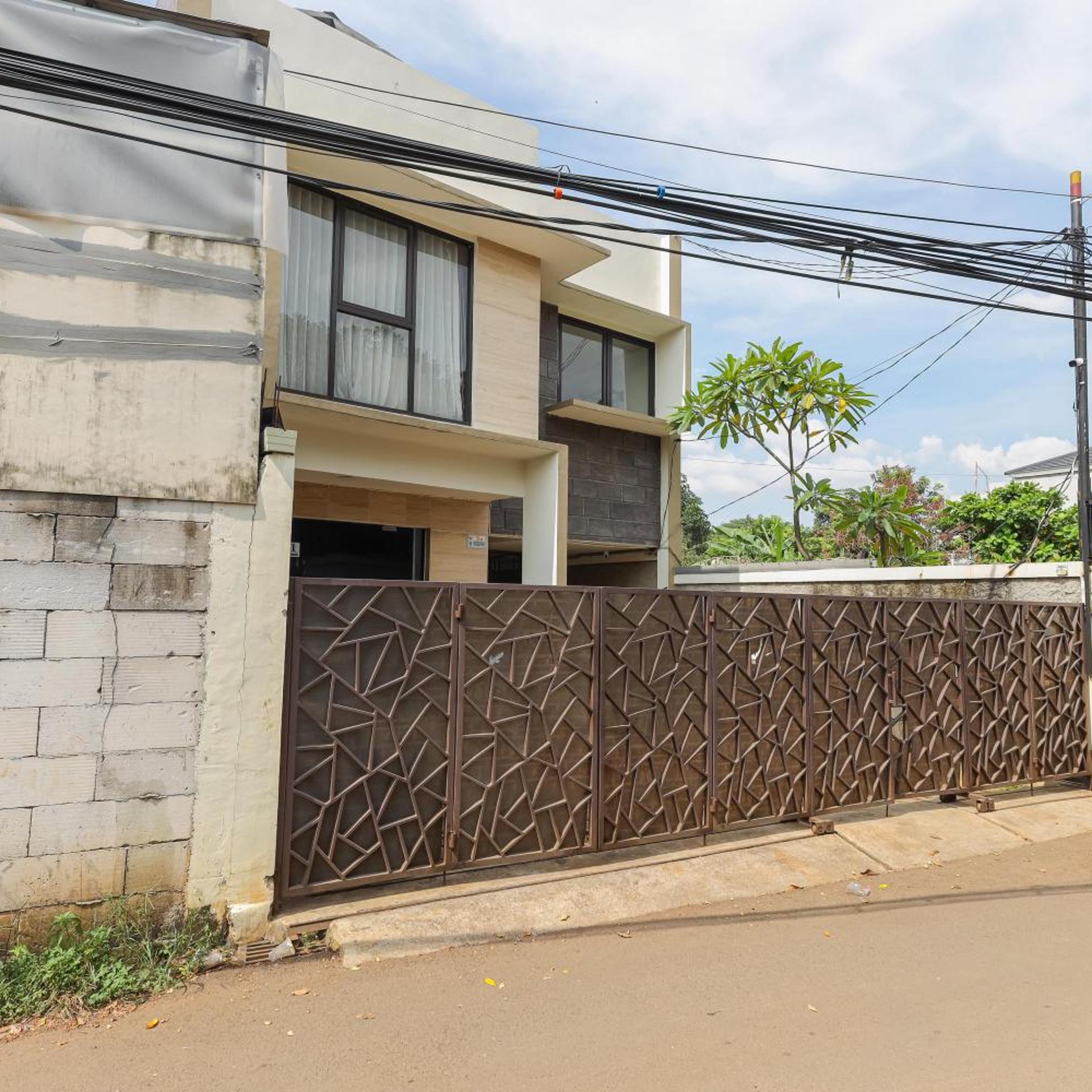 RedDoorz Syariah near Green Park Jatiwarna 7/50