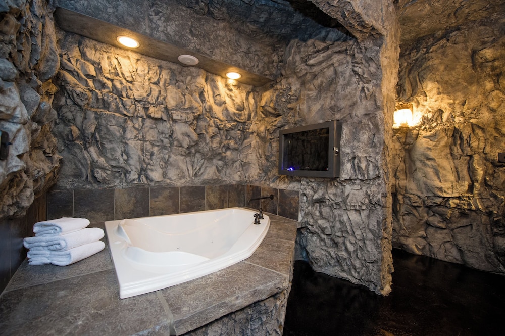 Eureka Springs Treehouses, Hobbit Caves &amp; Castles 51/52