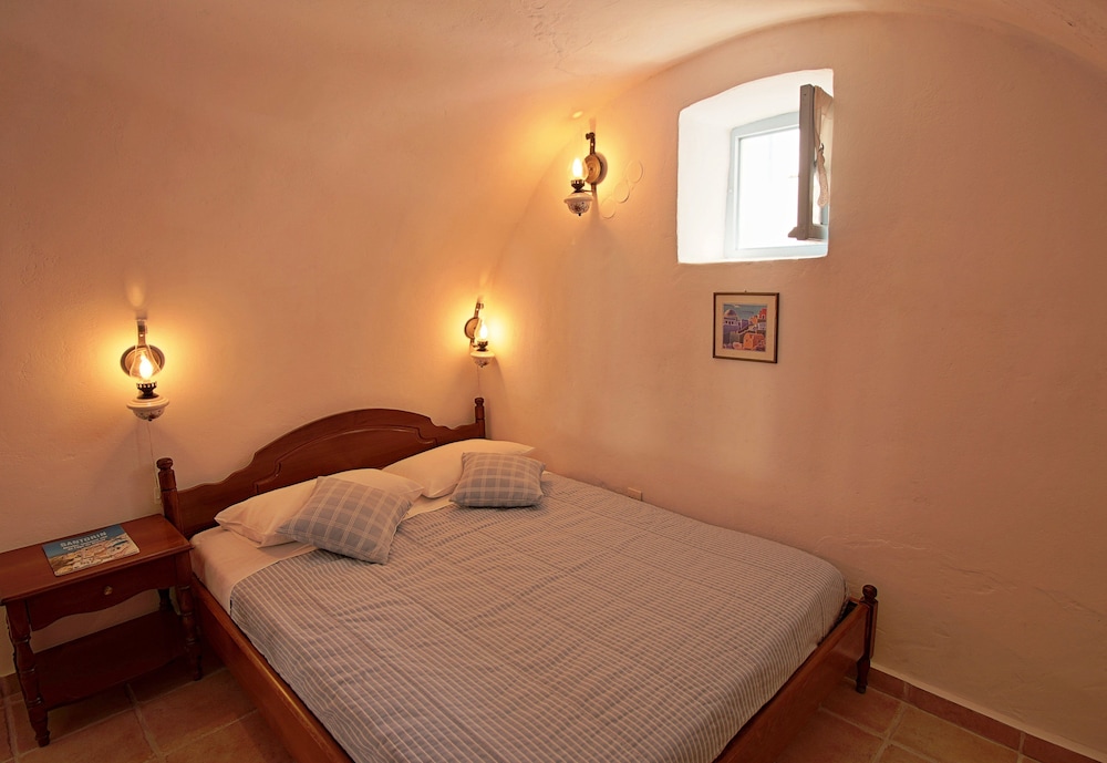 TRADITIONAL, APARTMENT, TRIPLE