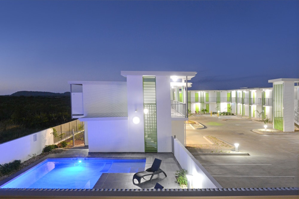 Mackay Oceanside Central Hotel 50/51