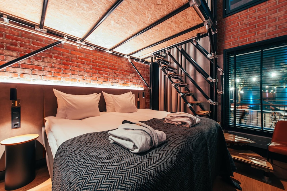 LOFT, DELUXE, KING BED
