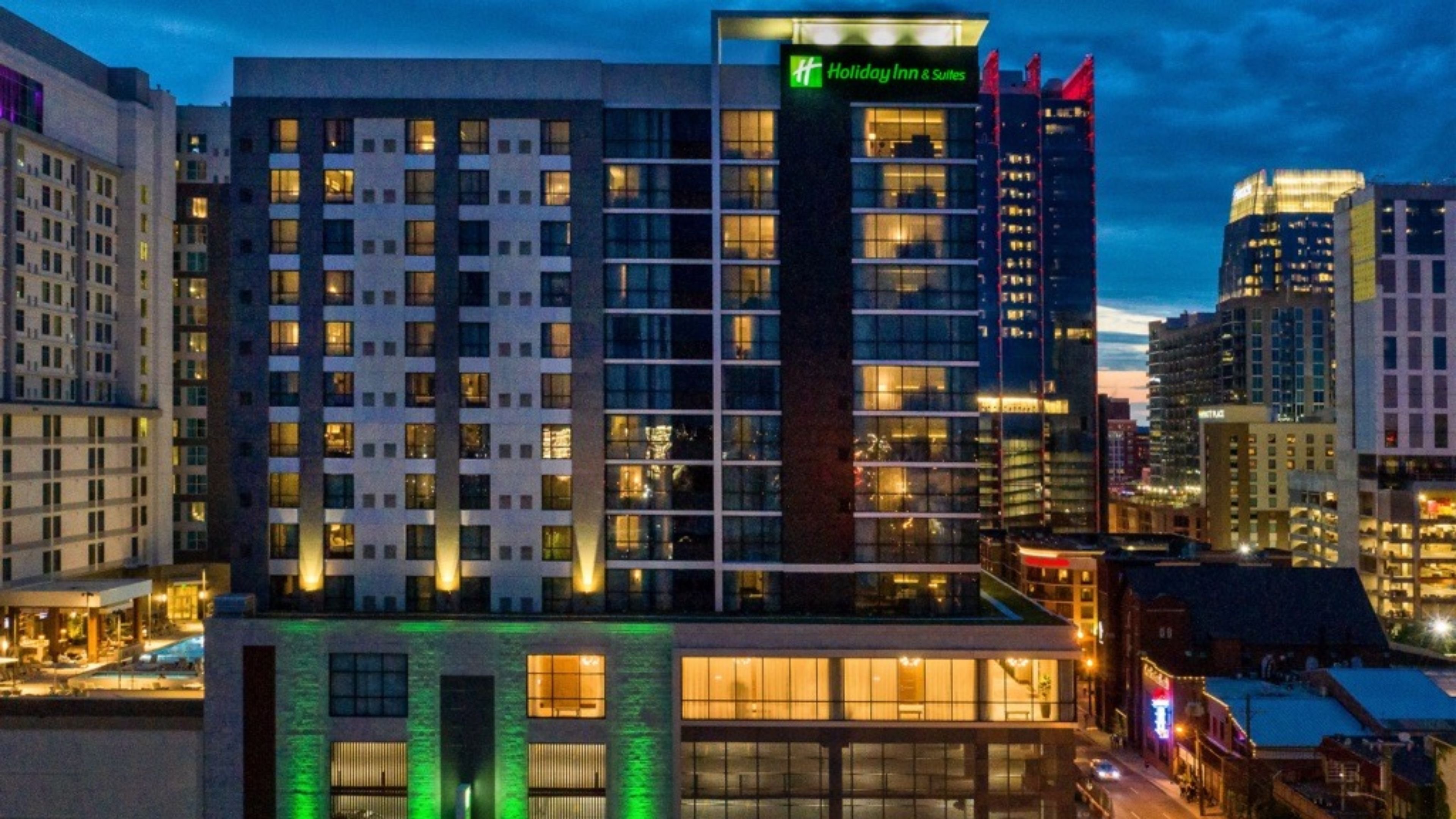 Holiday Inn & Suites Nashville Downtown Broadway 6/82