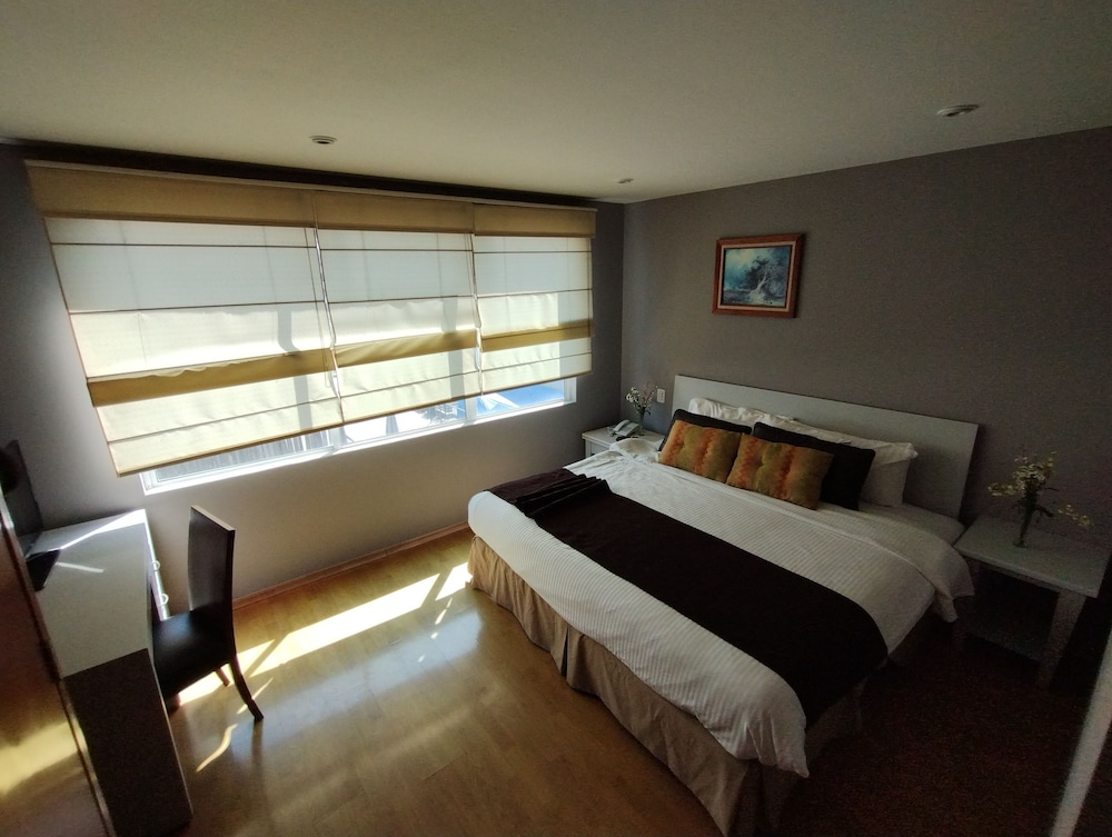 SUITE, KING BED, KITCHENETTE