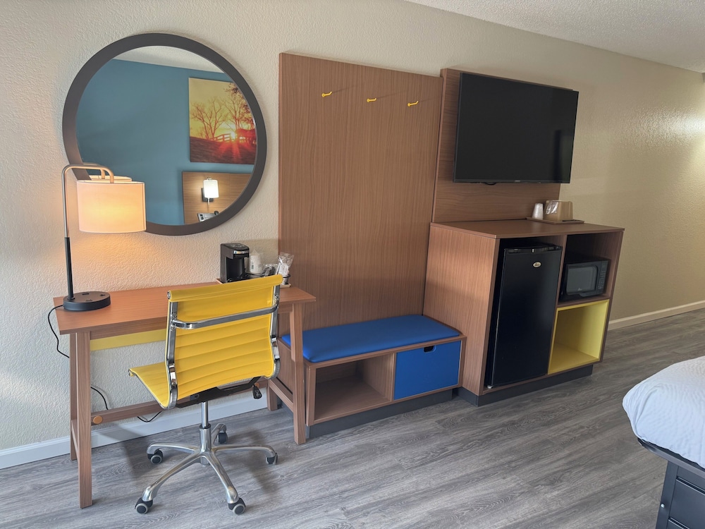 Days Inn & Suites by Wyndham Festus 48/60