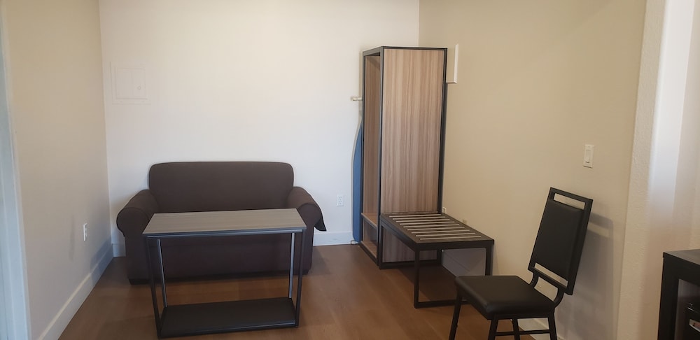 Regency Inn Suites Downey 25/40