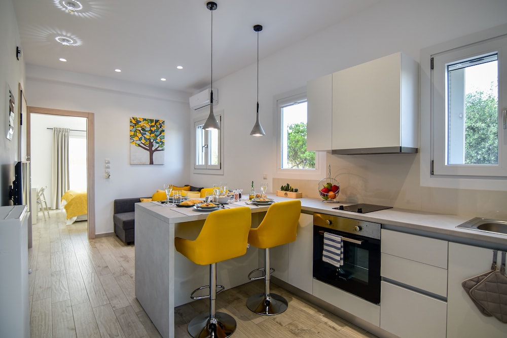 White Rock Milos Suites 38/55