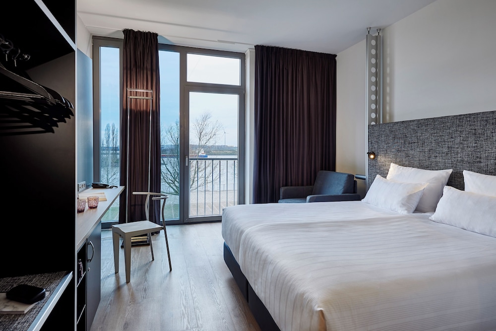 Innside, Queen Bed, River View