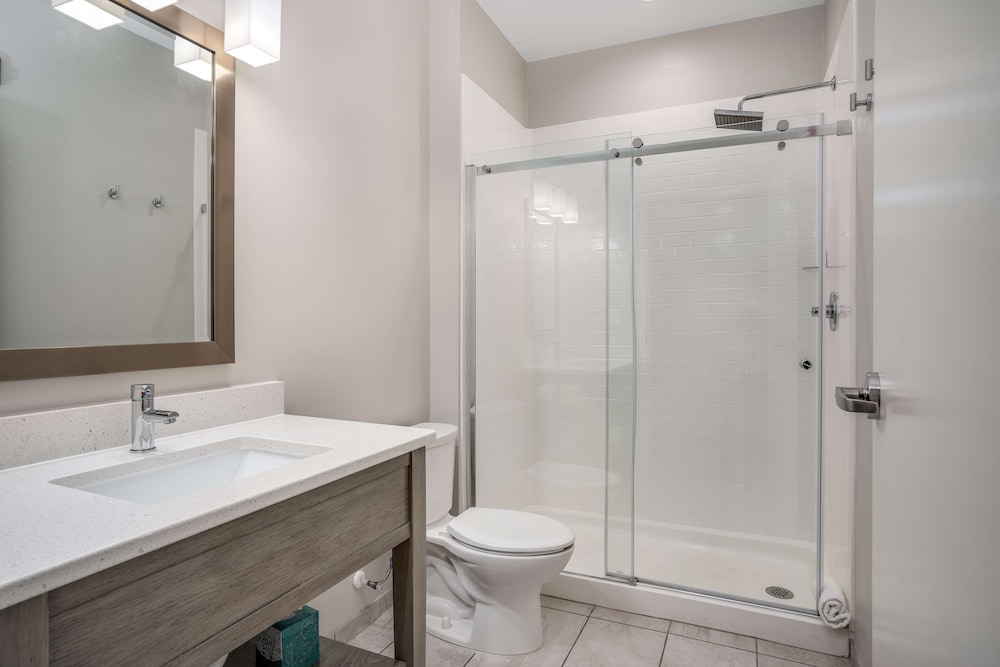 جناح بسرير كينج بمنطقة جلوس، Lighthouse Suites Best Western Signature Collection 3/6