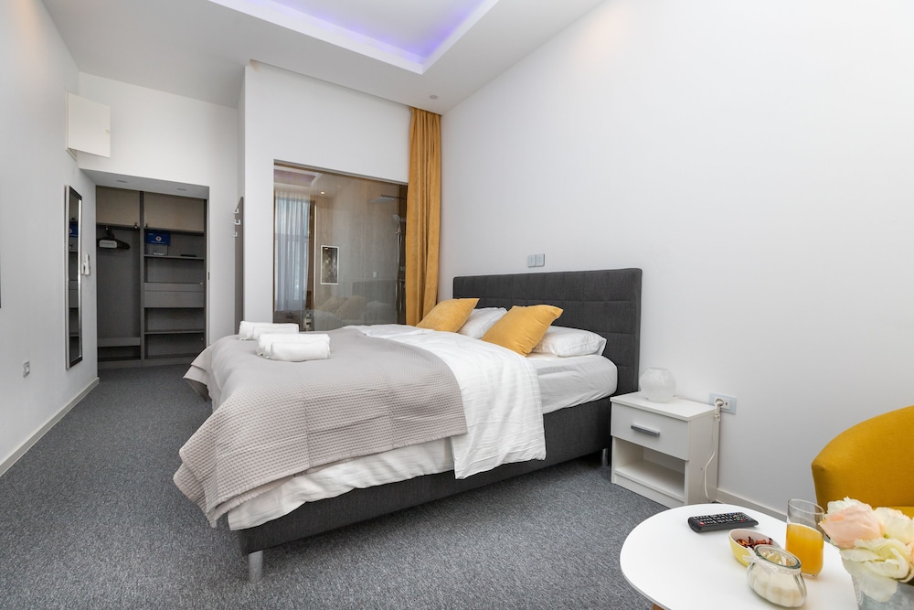 Tesla Boutique Apartments & Rooms 10/50