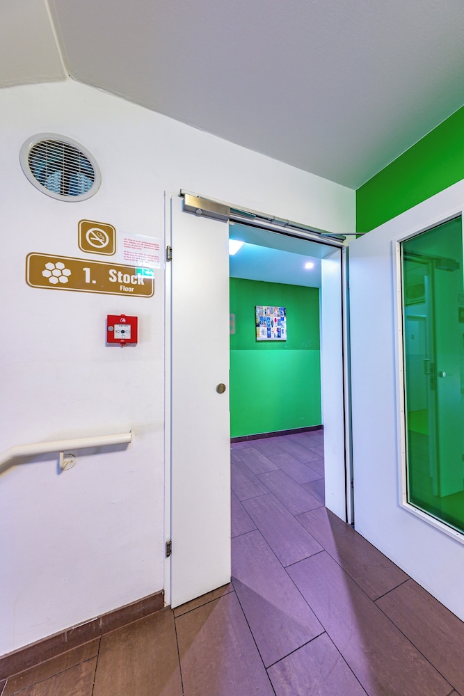 A T Holiday Hostel Wien 12/77