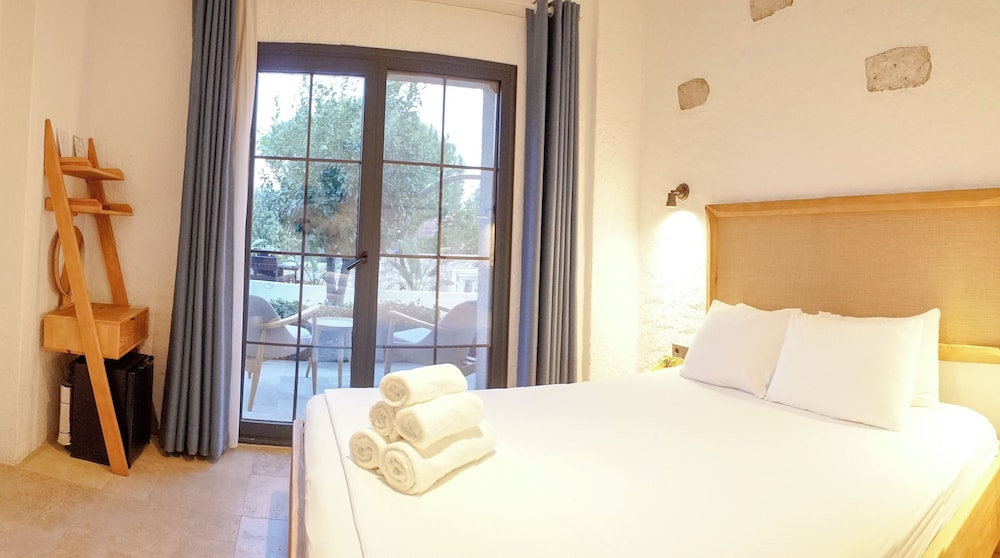 Armel Alacati (+12 Adult Only) 10/46