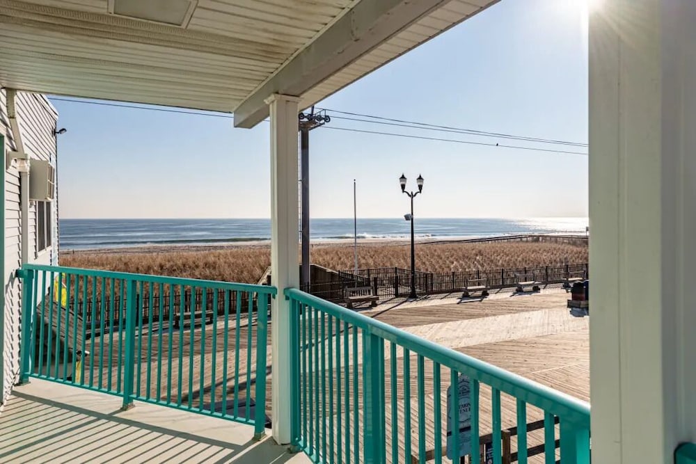 Boardwalk Sand & Surf Inn Oceanfront 11/55