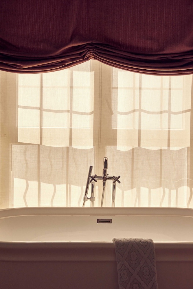 Cristine Bedfor Mahon Boutique Hotel 58/60