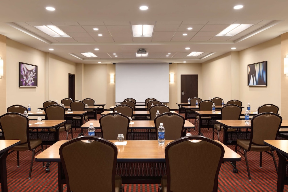 Hyatt Place St. Louis/Chesterfield 65/70