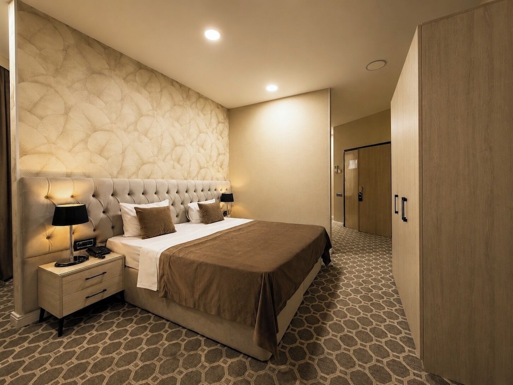 West Shine Hotel 25/48