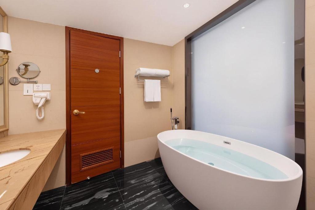 Foshan Emperor Hotel 68/69