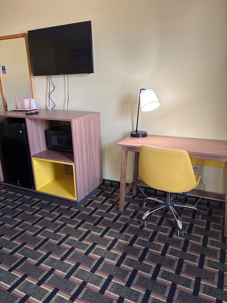 Days Inn by Wyndham Park City Kansas 23/28