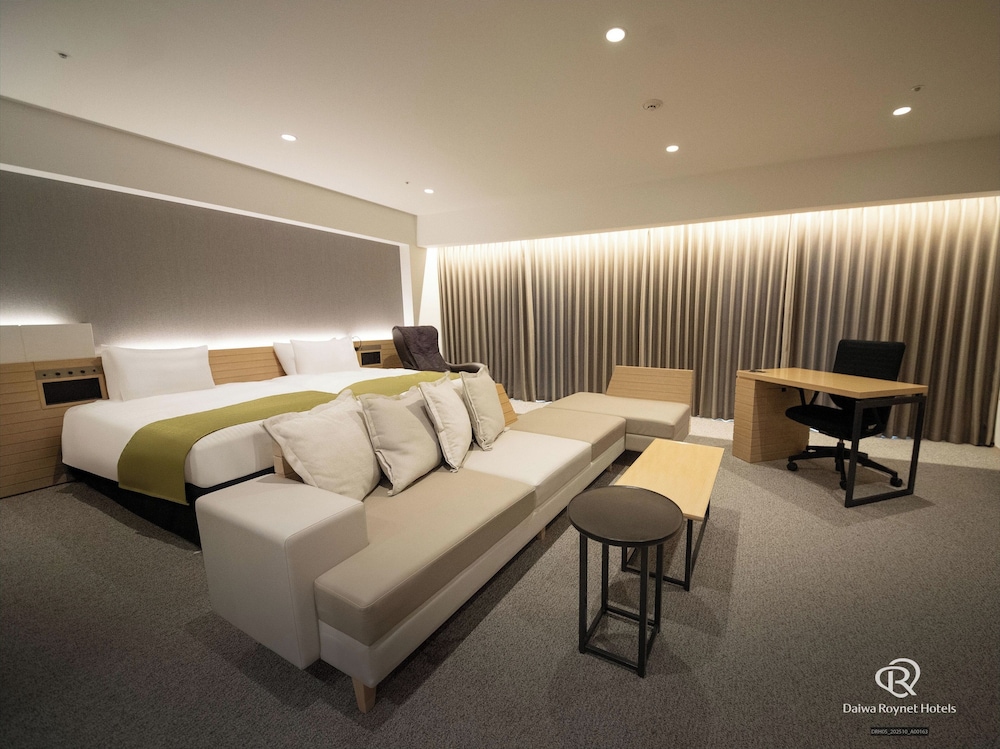 Junior Suite, Twin Beds, Train View