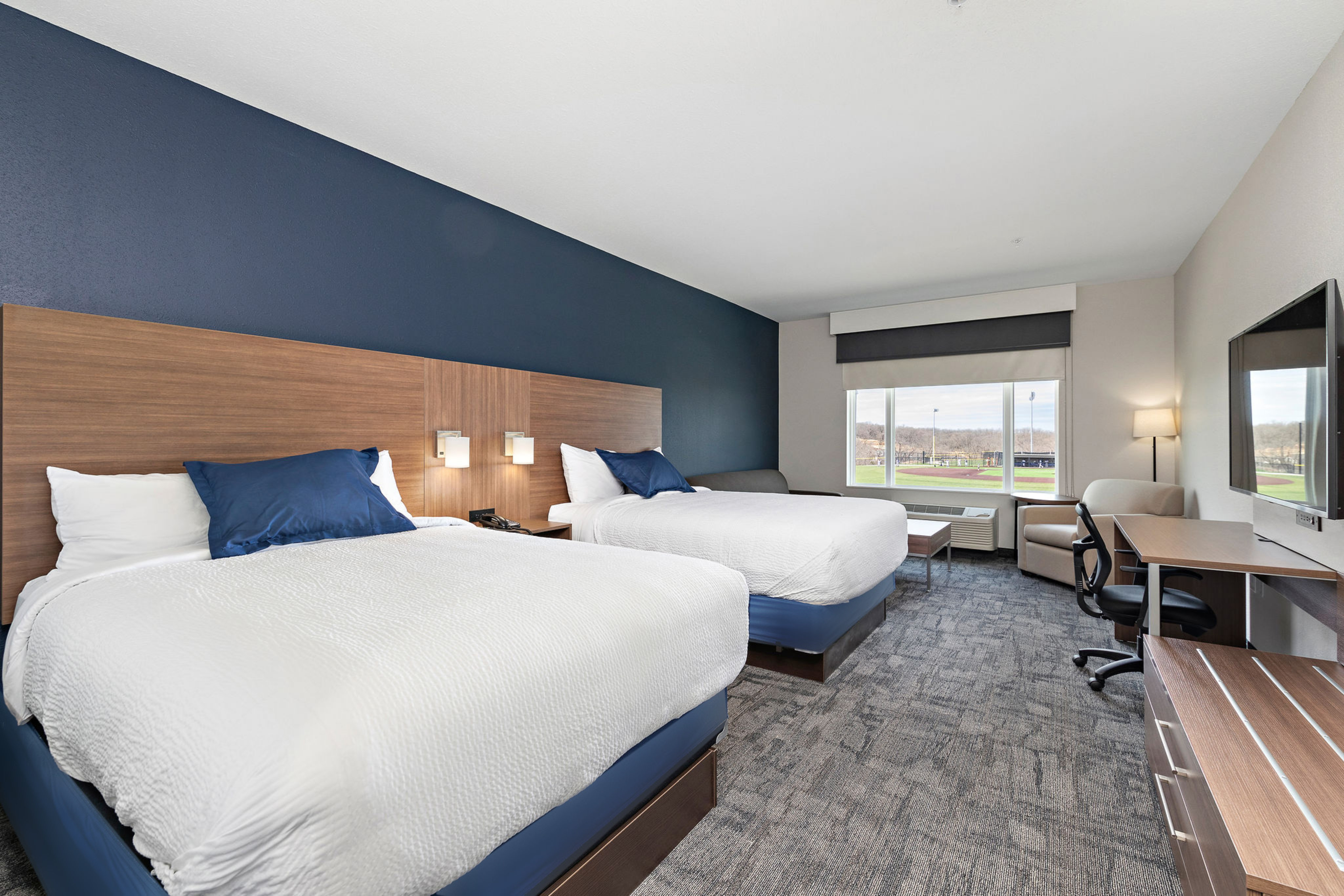 Holiday Inn Express Kansas City North Parkville, an IHG Hotel 13/50
