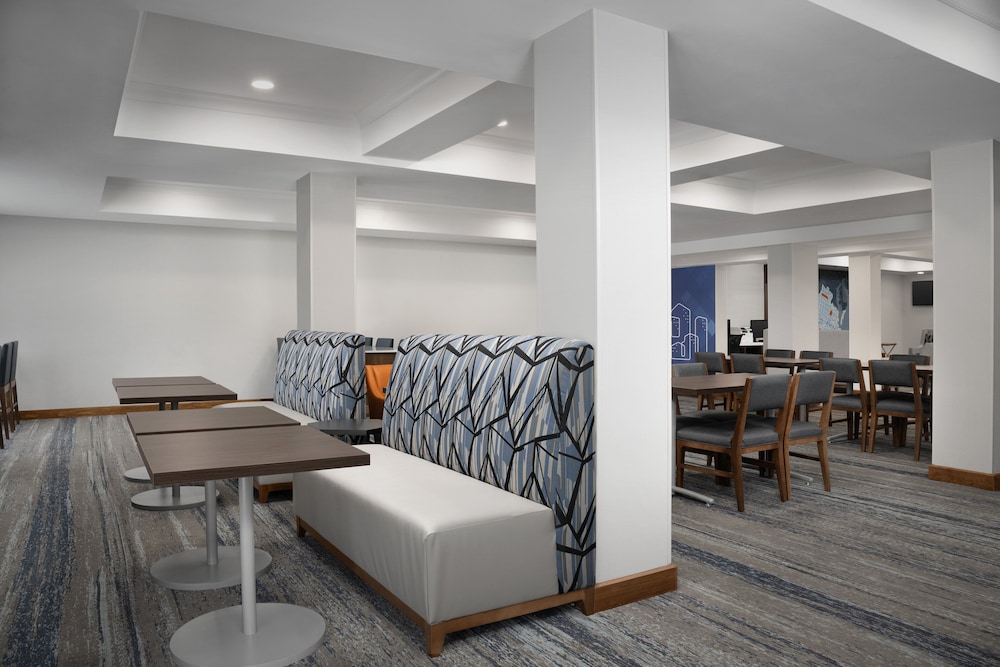 Holiday Inn Express Suites Alexandria Fort Belvoir 57/73