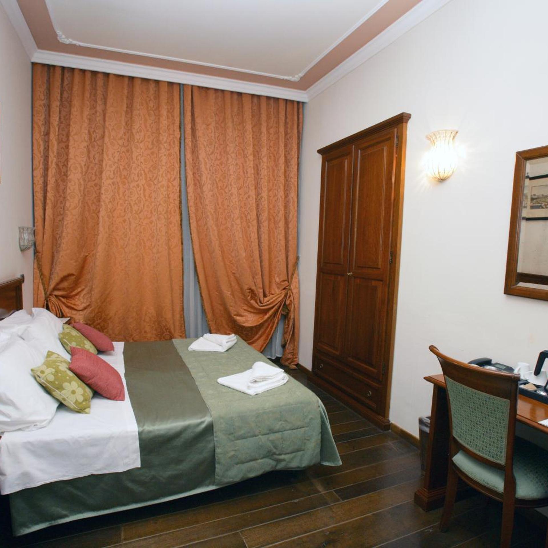ROOM, DOUBLE OR TWIN BED