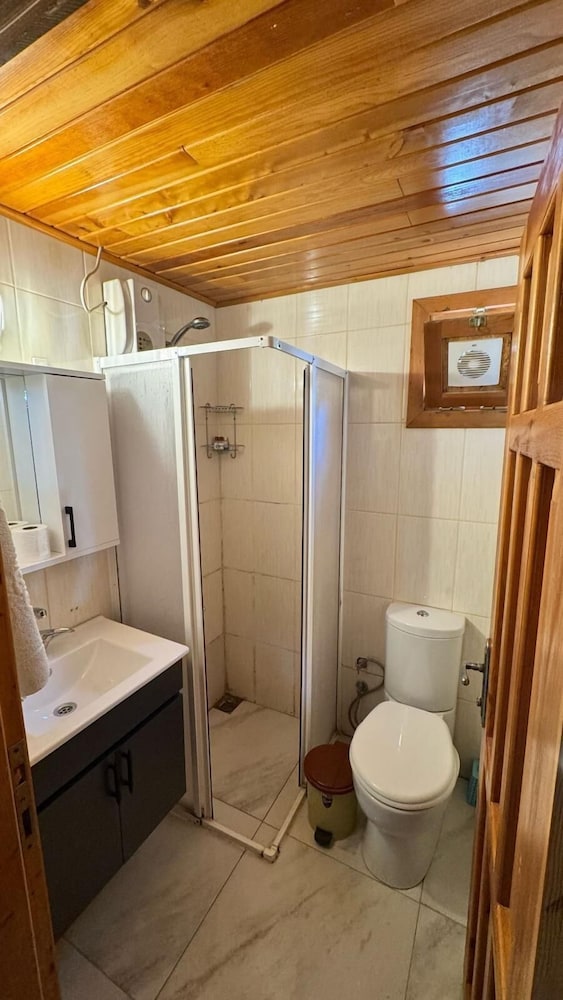 بنغل بسرير كوين وسرير فردي بشرفة مع أريكة، Turkuaz Bungalows 5/7
