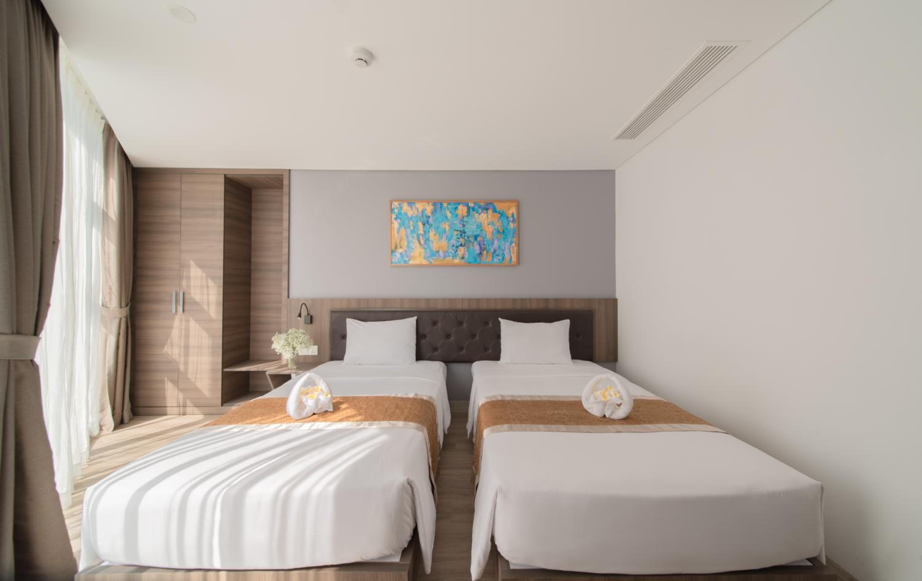 Senior, Deluxe, Twin Beds, City View