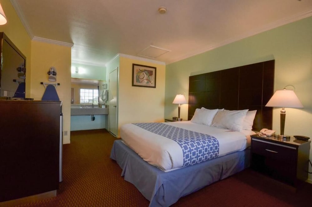 Econo Lodge 9/33