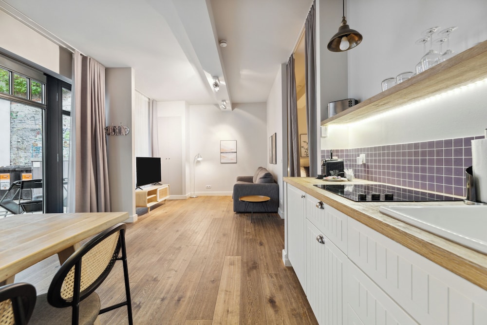 Schoenhouse Studios 30/50