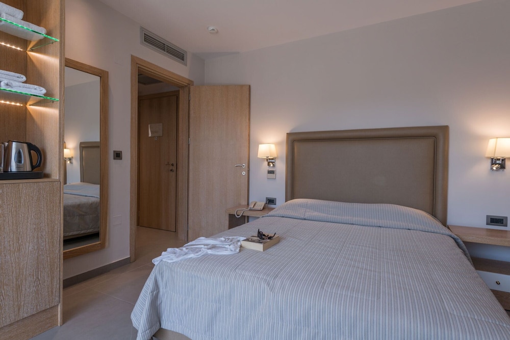 Cactus Beach Hotel 20/70