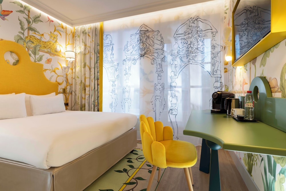 DELUXE, QUEEN BED