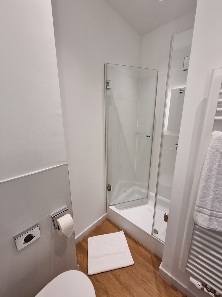 Roomingtons Munich Airport 46/46