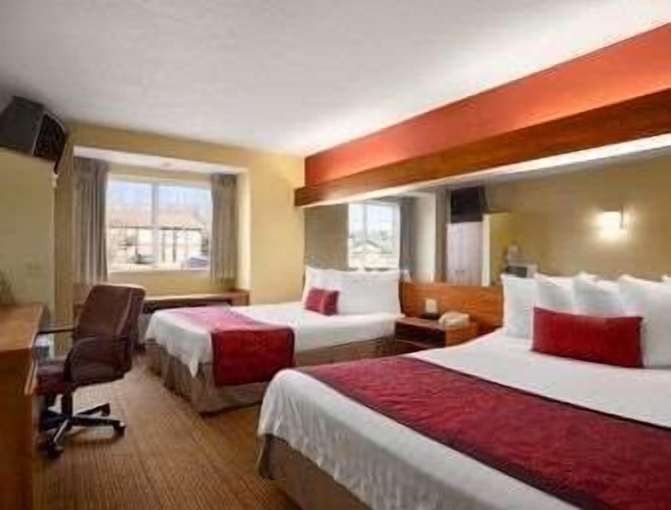 Suite, Queen Bed, Sofa, Kitchenette, Accessible
