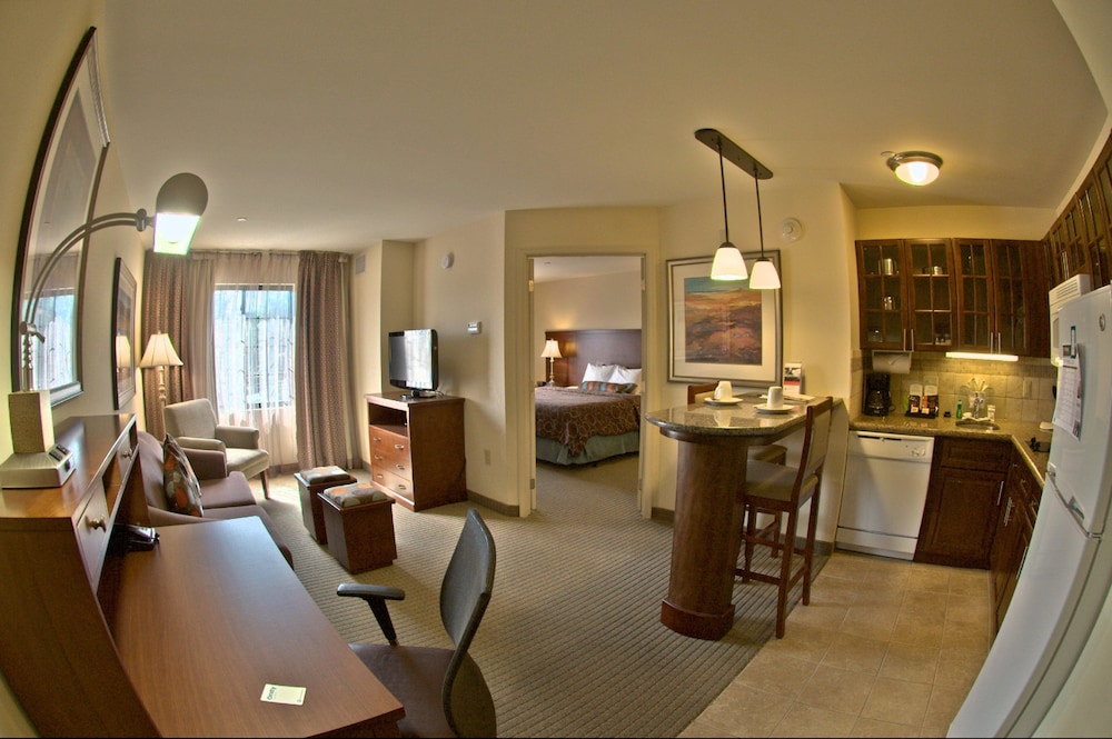 Staybridge Suites East Stroudsburg Poconos 44/69