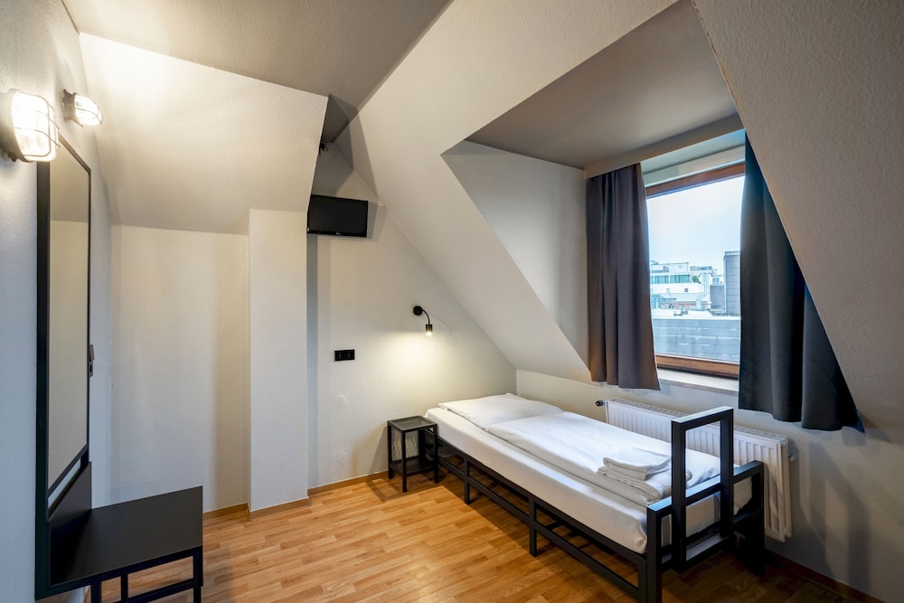 ROOM, SINGLE